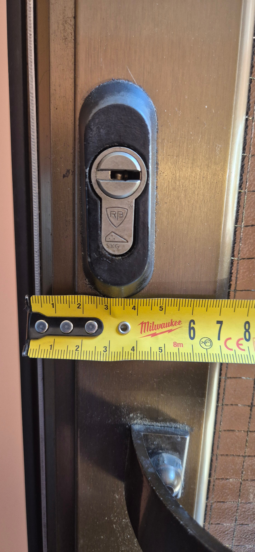 Canvi de bombí de seguretat en una porta d'entrada