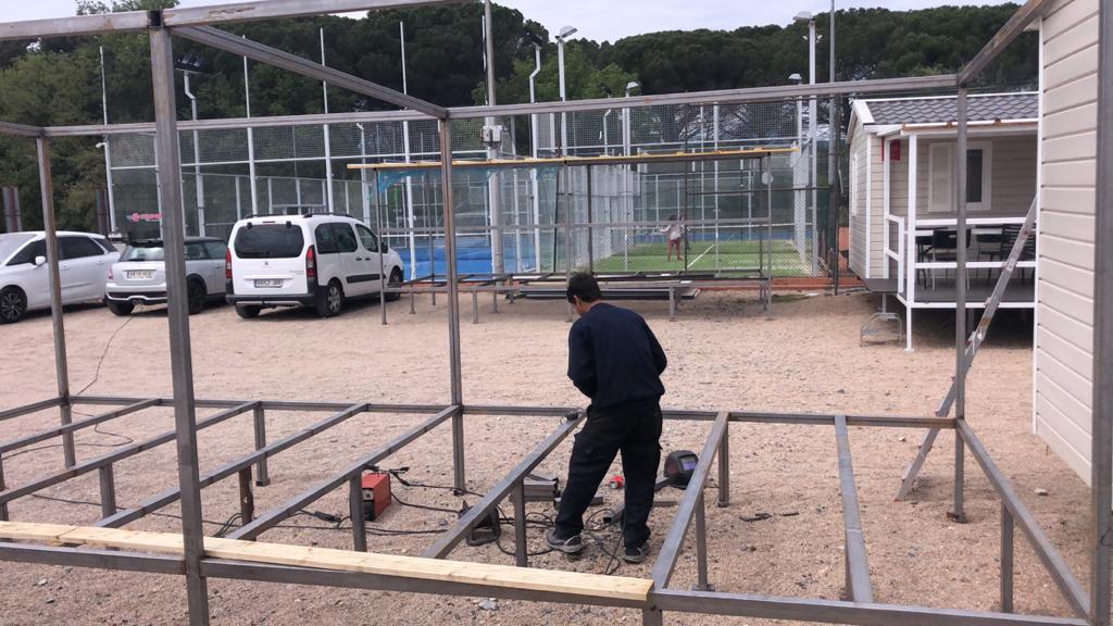 En Roger fent feines de soldadura en una estructura metàl·lica exterior al Bages
